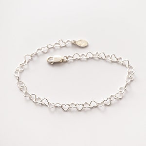 Sterling Silver Heart Chain Bracelet, Mini Heart Link Bracelet, Adjustable Length, Dainty Layering Bracelet, Gift for Her imagem 4
