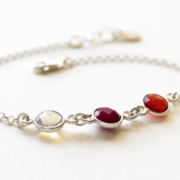 Birthstone Bracelet in Sterling Silver, Mother Bracelet with Children Birthstones, Personalized Gift for Mom or Grandma