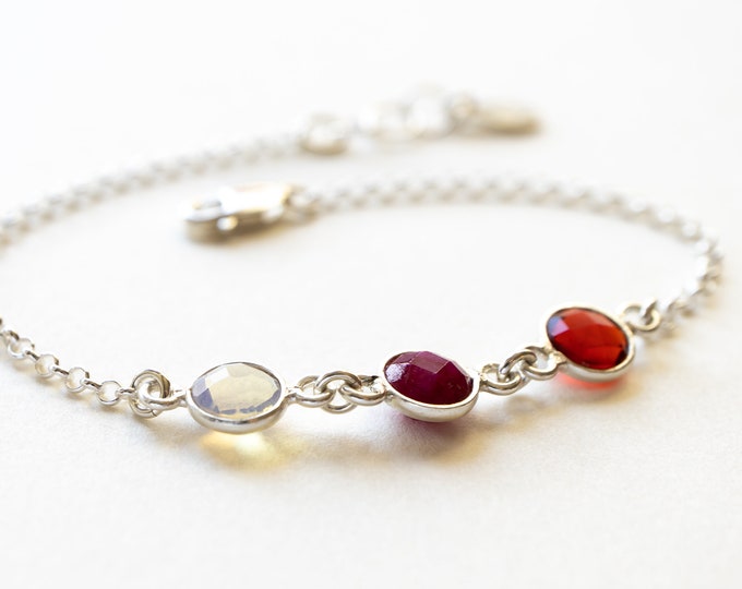 Birthstone Bracelet in Sterling Silver, Mother Bracelet with Children Birthstones, Personalized Gift for Mom or Grandma