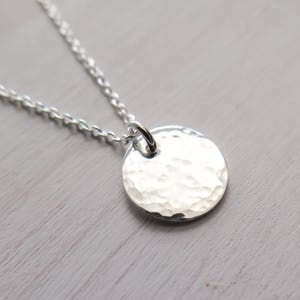 Sterling Silver Hammered Disc Necklace, Tiny Disc, Minimalist Necklace, Dainty, Layering Jewelry, Gift for Her afbeelding 4