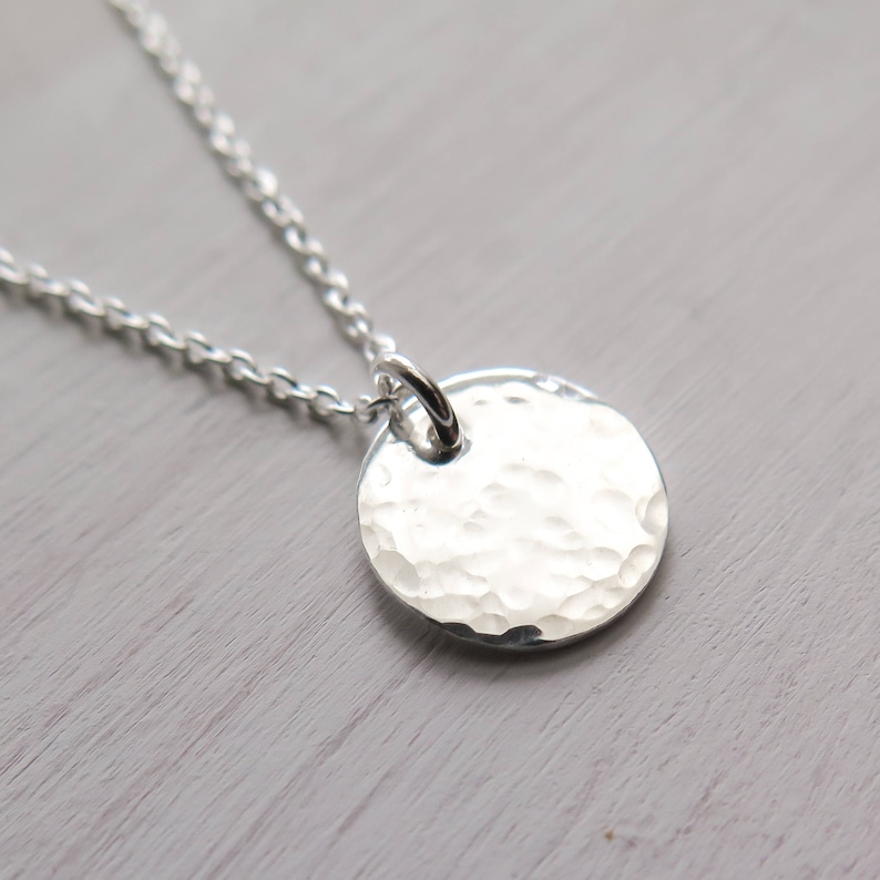 Collier disque martelé en argent sterling, petit disque, collier minimaliste, délicat, superposition de bijoux, cadeau pour elle image 4