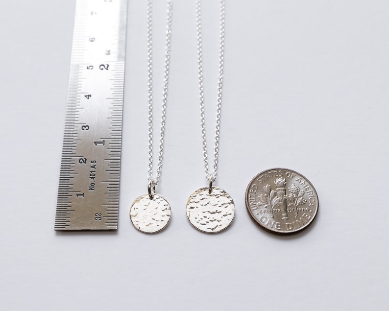 Collier disque martelé en argent sterling, petit disque, collier minimaliste, délicat, superposition de bijoux, cadeau pour elle image 6