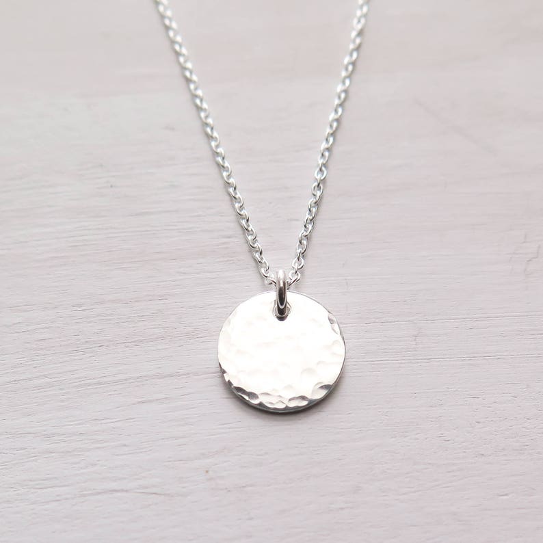 Sterling Silver Hammered Disc Necklace, Tiny Disc, Minimalist Necklace, Dainty, Layering Jewelry, Gift for Her afbeelding 3