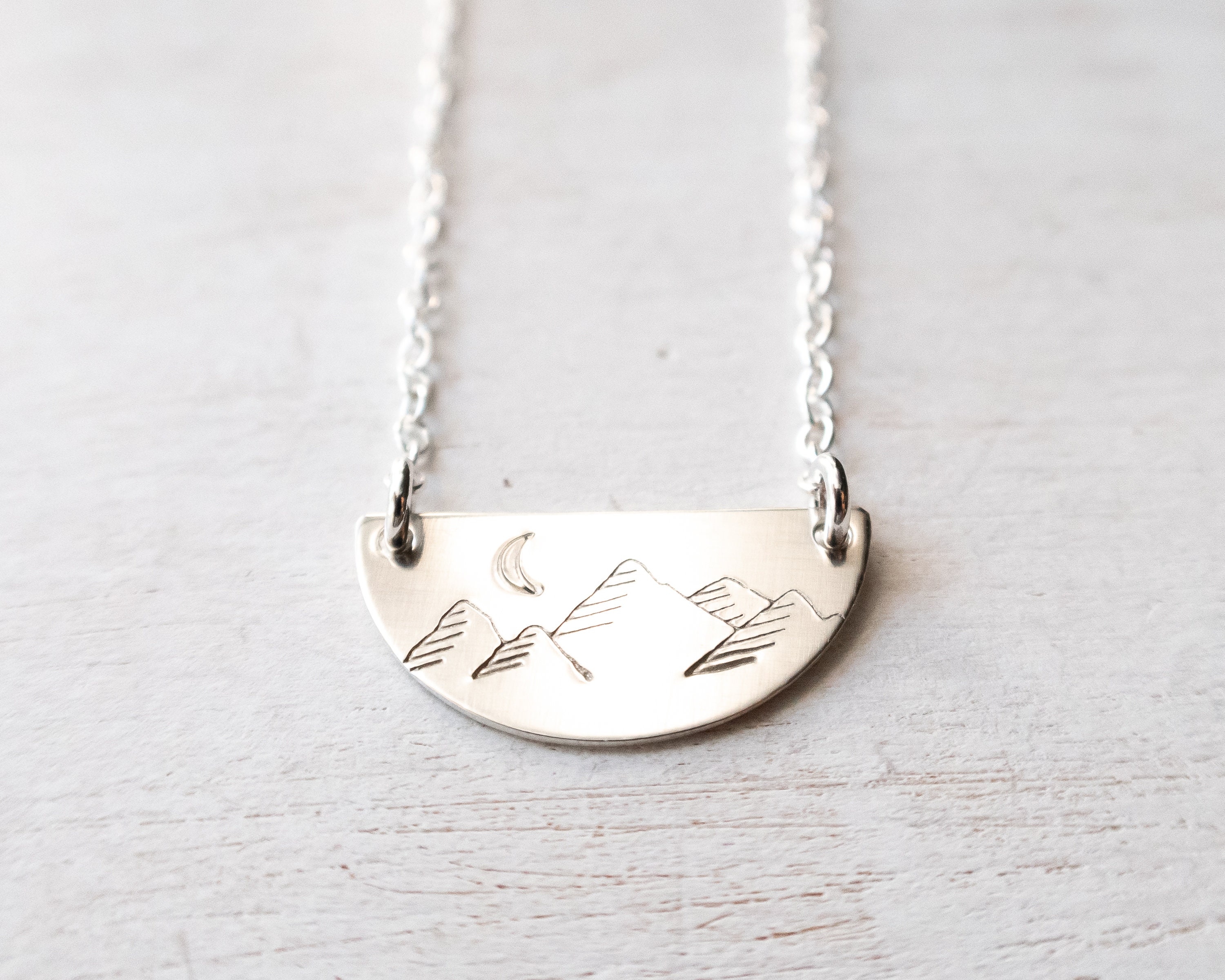 Round silver mountain necklace – Stamppjewelry