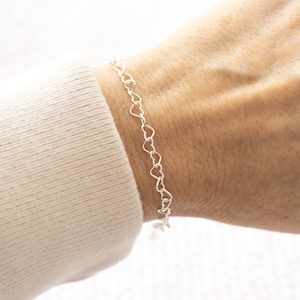 Sterling Silver Heart Chain Bracelet, Mini Heart Link Bracelet, Adjustable Length, Dainty Layering Bracelet, Gift for Her imagem 2