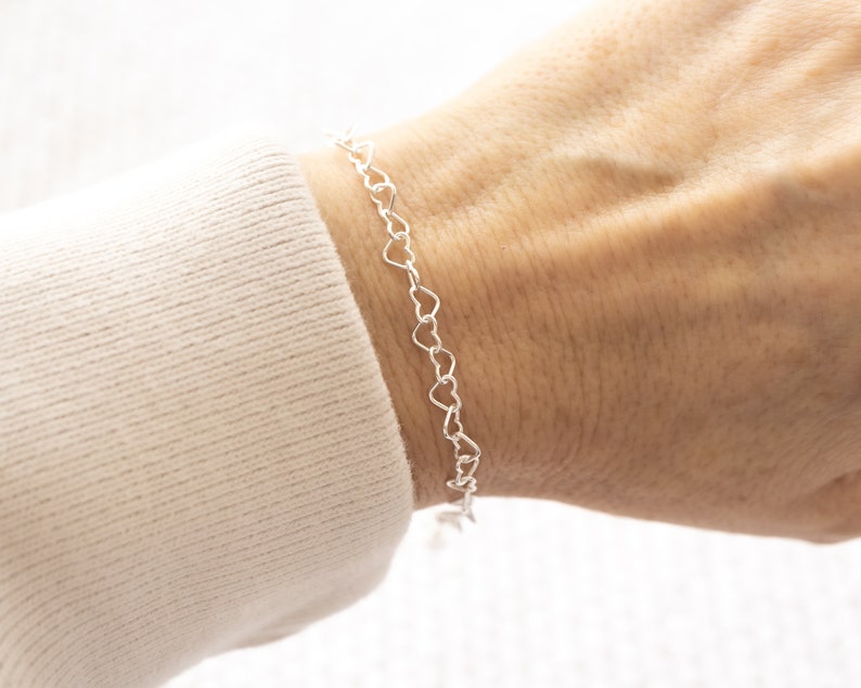 Sterling Silver Heart Chain Bracelet, Mini Heart Link Bracelet, Adjustable Length, Dainty Layering Bracelet, Gift for Her imagem 2
