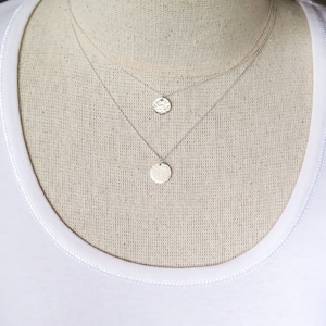 Sterling Silver Hammered Disc Necklace, Tiny Disc, Minimalist Necklace, Dainty, Layering Jewelry, Gift for Her imagem 8