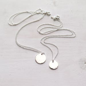 Collier disque martelé en argent sterling, petit disque, collier minimaliste, délicat, superposition de bijoux, cadeau pour elle image 5