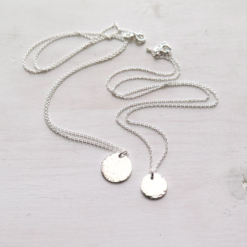 Sterling Silver Hammered Disc Necklace, Tiny Disc, Minimalist Necklace, Dainty, Layering Jewelry, Gift for Her afbeelding 5