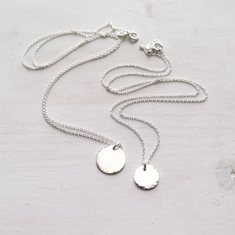 Collier disque martelé en argent sterling, petit disque, collier minimaliste, délicat, superposition de bijoux, cadeau pour elle image 5