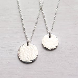 Collier disque martelé en argent sterling, petit disque, collier minimaliste, délicat, superposition de bijoux, cadeau pour elle image 1