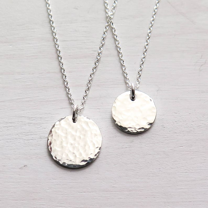 Sterling Silver Hammered Disc Necklace, Tiny Disc, Minimalist Necklace, Dainty, Layering Jewelry, Gift for Her afbeelding 1