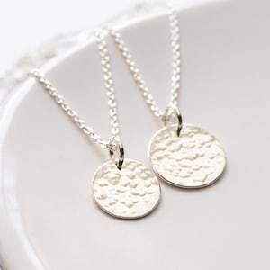 Sterling Silver Hammered Disc Necklace, Tiny Disc, Minimalist Necklace, Dainty, Layering Jewelry, Gift for Her imagem 2