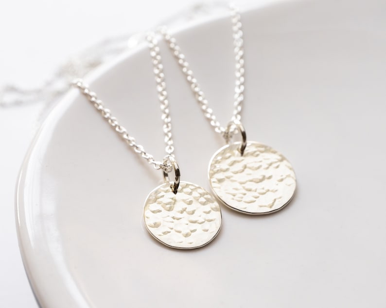 Sterling Silver Hammered Disc Necklace, Tiny Disc, Minimalist Necklace, Dainty, Layering Jewelry, Gift for Her afbeelding 2