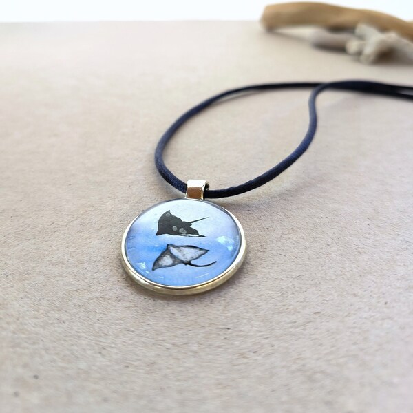 000A Maz* "LifeGuide Amulet" - "Sea Love" with a couple of rays - necklace with a watercolor painting for a nature lover