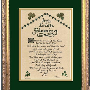 Una oración de bendición irlandesa enmarcada, caligrafía y cuadro artístico.