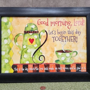 Könnte beinhalten: Ein gerahmter Druck mit einer grünen Teekanne und einer Tasse Kaffee. Der Druck hat einen gelben und grünen Hintergrund mit einem karierten Muster. Der Text auf dem Druck lautet "Good morning, Lord! Let's begin this day TOGETHER! This is the day which the Lord hath made; we will rejoice and be glad in it. Psalm 118:24"
