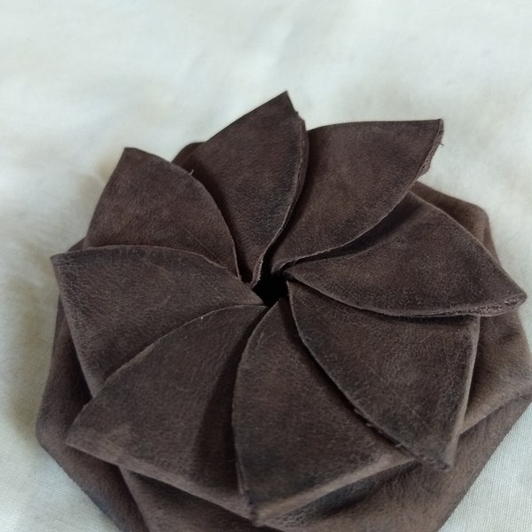 Chocolate Brown Distressed Leather Matte Finish Vintage Style Petal Pinwheel Pull Squeeze Coin Purse