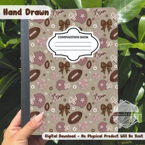 Peut inclure: Un cahier de composition sur le thème du football. La couverture présente un motif répété de ballons de football, de casques, de nœuds et de drapeaux dans des tons de marron et de rose sur un fond beige. Les mots "Hand Drawn" et "Composition Book" sont visibles.
