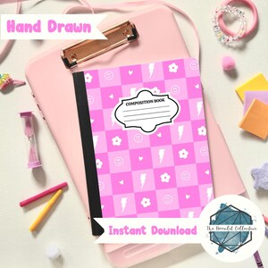 Pode incluir: Um caderno de composição rosa com um padrão xadrez de rostos sorridentes, flores e raios. A capa tem um rótulo branco que diz "Composition Book". As palavras "Hand Drawn" e "Instant Download" também são visíveis.