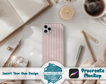 Könnte beinhalten: Ein Handyhülle mit rosa Streifenmuster steht im Mittelpunkt dieses Bildes. Es ist umgeben von einem Notizbuch, Stiften, einer Kerze und einer Tasse Kaffee. Die Texte "Insert Your Own Design" und "Procreate Mockup" sind ebenfalls sichtbar.