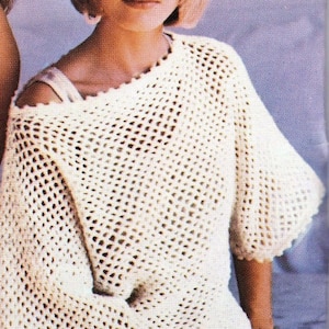 Peut inclure: Une femme portant un haut en crochet blanc avec un motif lâche et ajouré. Le haut a un décolleté arrondi et des manches courtes et larges. La femme a les cheveux courts et blonds avec une frange.