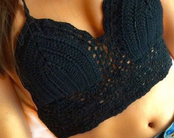 Könnte beinhalten: Ein schwarzes Häkel-Halter-Top mit einem zarten, offenen Webmuster. Das Top ist kurz geschnitten und zeigt einen Teil des Bauches.