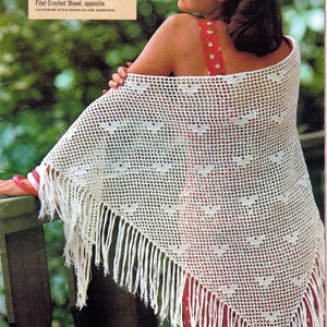 Puede incluir: Un chal de ganchillo color crema con flecos. El chal se lleva sobre un vestido rojo. La imagen incluye texto que dice "Summer shawl, worn for its effect and fashion rather than for warmth..."