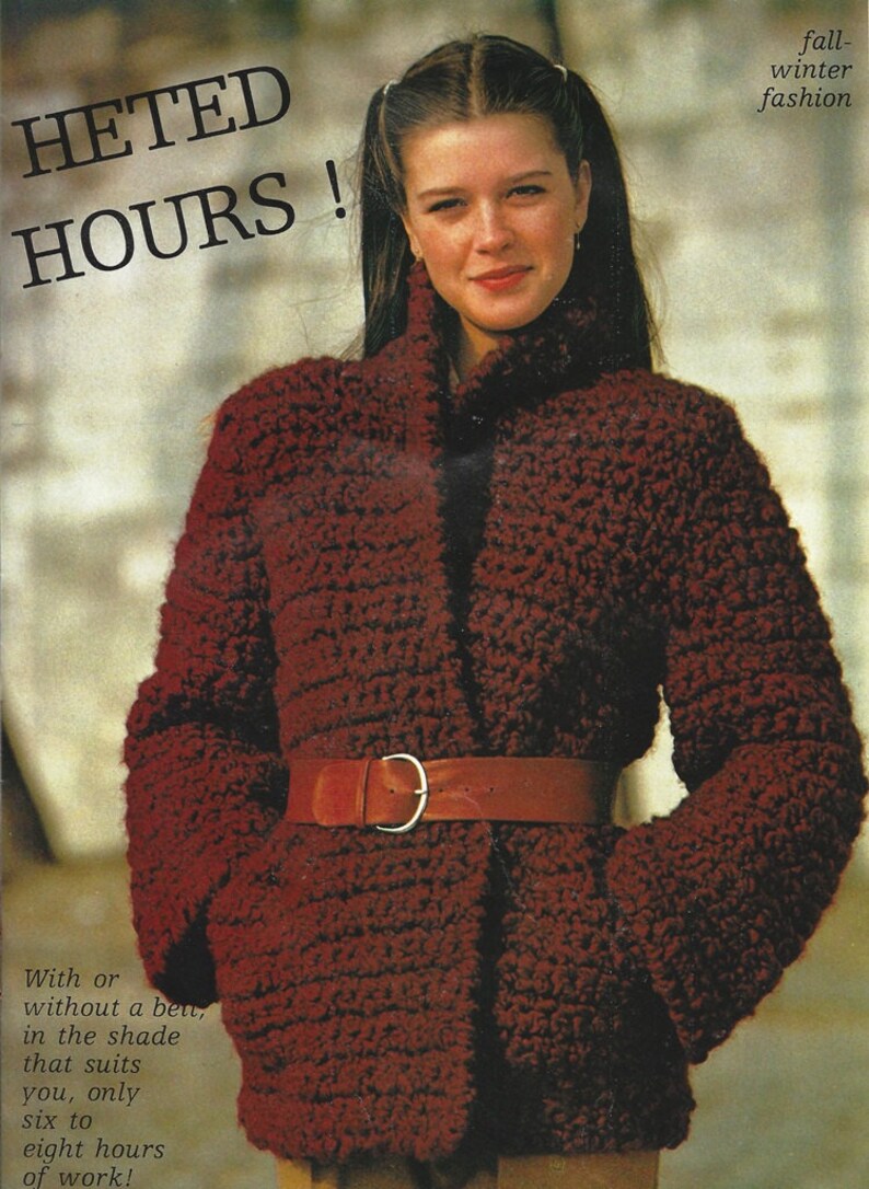 Pode incluir: Um casaco bord&ocirc; texturizado com cinto marrom e fivela prateada. O casaco tem gola alta e mangas compridas. O texto na imagem diz "HETED HOURS!" e "fall-winter fashion."