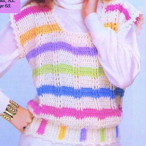 Puede incluir: Un chaleco de ganchillo con un patrón de rayas arcoíris. El chaleco es sin mangas y tiene un escote redondo.