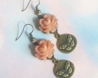 Paire de boucles d'oreilles rose peinte à la main et médaille papillon