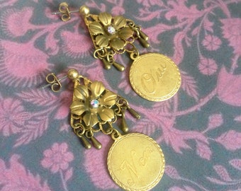 Medal earrings Yes or no writing in french