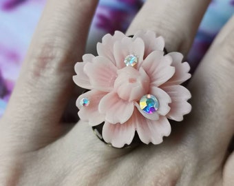 Pale pink flower ring