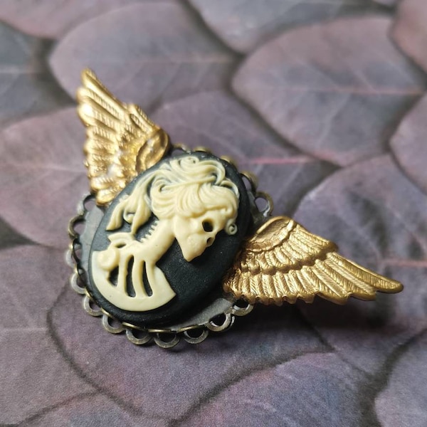 Broche badge lady skull ailes d'ange