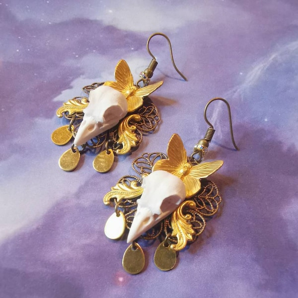Belle paire de boucles d'oreilles crâne d'oiseau blanc papillon or ornements floraux perles gouttes pendantes