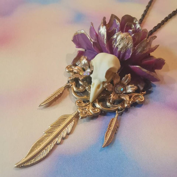 Beau pendentif collier grande rose violette dorée crâne d'oiseau plumes et ornements