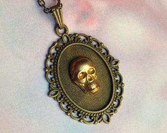 The skull pendant necklace