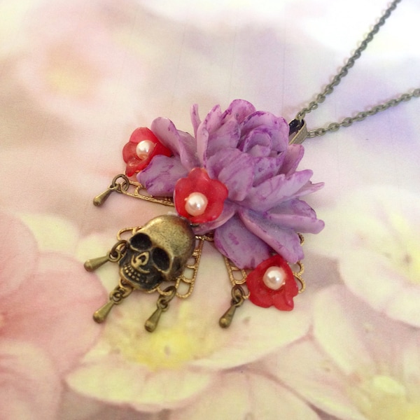 Collier pendentif grosse rose violine et crane, fleurs clochettes rouges coeur de perle