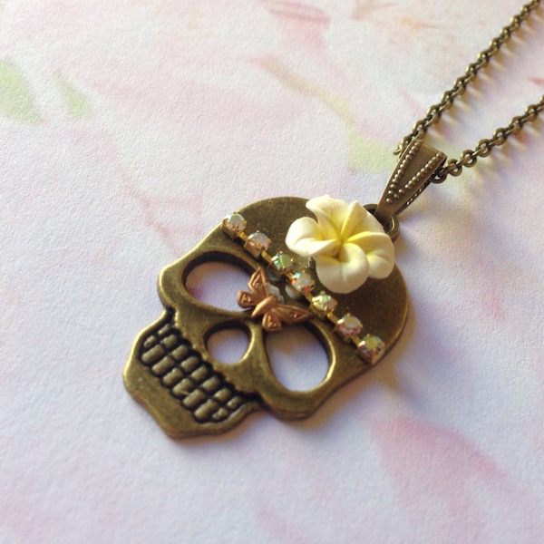 Collier tete de mort fleurs dia de los muertos fleur de frangipanier