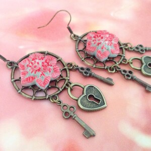 Par de lazos agarra la llave del sueño