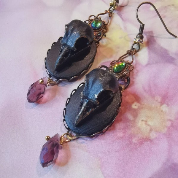 Longue paire de boucles d'oreilles crâne d'oiseau noir dark ornements perles irisées pierre Grenade bordeaux goth