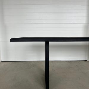 Mesa de comedor moderna negra – Mesa de comedor arquitectónica de madera maciza / Mesa de lujo artesanal / Fabricada bajo pedido imagen 3