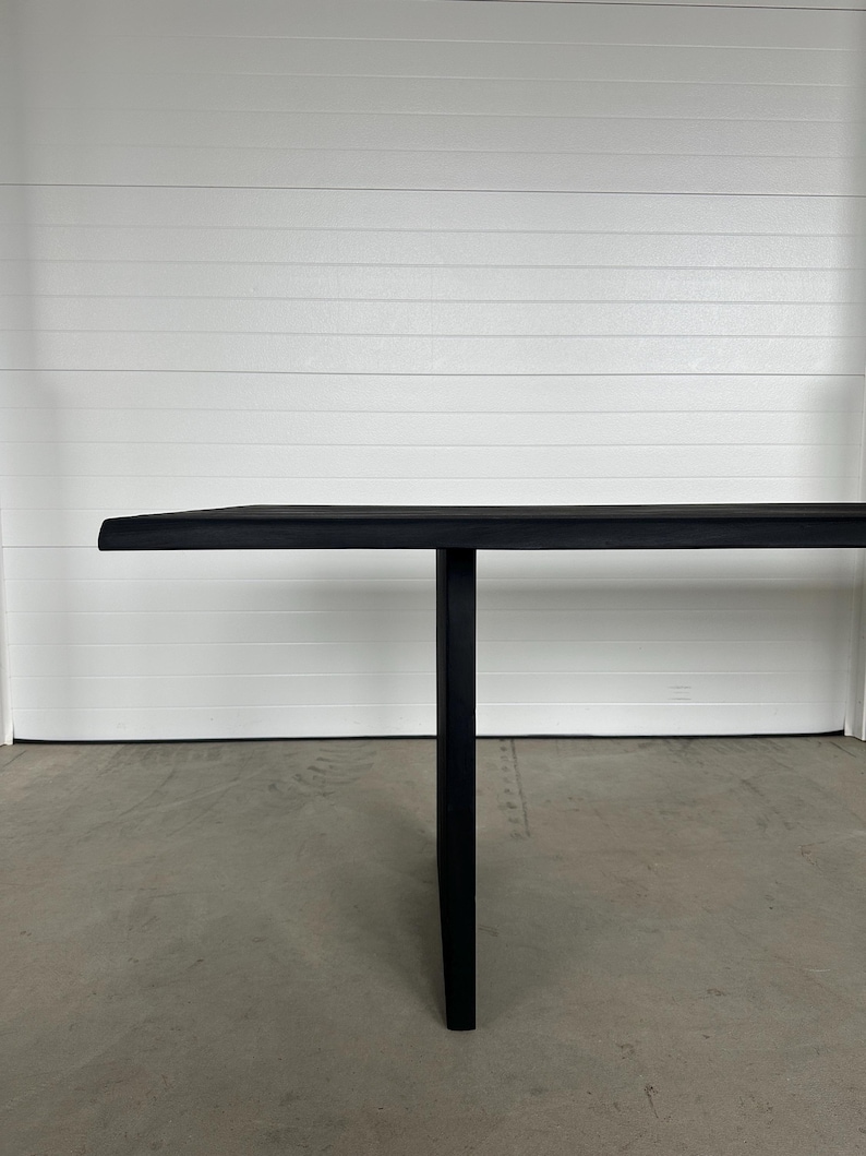 Mesa de comedor moderna negra – Mesa de comedor arquitectónica de madera maciza / Mesa de lujo artesanal / Fabricada bajo pedido imagen 3