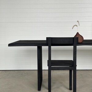 Mesa de comedor moderna negra – Mesa de comedor arquitectónica de madera maciza / Mesa de lujo artesanal / Fabricada bajo pedido imagen 2