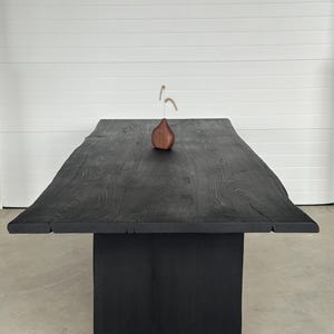 Mesa de comedor moderna negra – Mesa de comedor arquitectónica de madera maciza / Mesa de lujo artesanal / Fabricada bajo pedido imagen 1