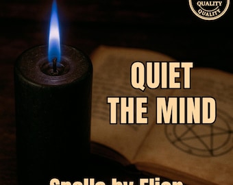 Puede incluir: Una vela de pilar negra con una llama azul brillante, colocada junto a un libro abierto que muestra una ilustración de un pentagrama. El texto dice "QUIET THE MIND" y "Spells by Elion", con una insignia "APPROVED SEAL OF QUALITY" en la esquina.