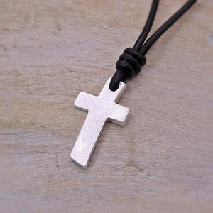 Edelstein Halskette Mit Lederband – Roter Jaspis Anhänger & Kreuz, 25x20 Mm, Lederband 100 Cm, Individuell Kürzbar