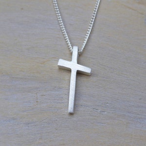 Kleines, puristisches Kreuz Kleiner Silanus in Silber mit Kette, Silberkreuz als Geschenk für Kommunion oder Konfirmation Bild 1