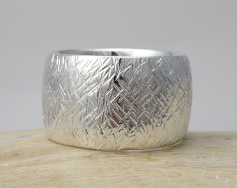 brede ring "Hacker" met hamerslag in zilver, zeer brede bandring met gehamerde structuur