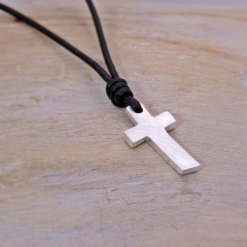 Silberkreuz Kleiner Vitus mit Lederband, Geschenk zur Kommunion, silbernes Kreuz Bild 2